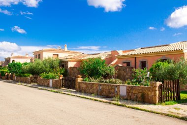San Teodoro, İtalya tipik sahil Sardunyalı kasabası var. Villa Kiralık evleri, şirin İtalyanca sokak için