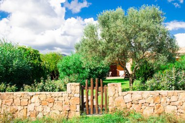 San Teodoro, İtalya tipik sahil Sardunyalı kasabası var. Villa Kiralık evleri, şirin İtalyanca sokak için