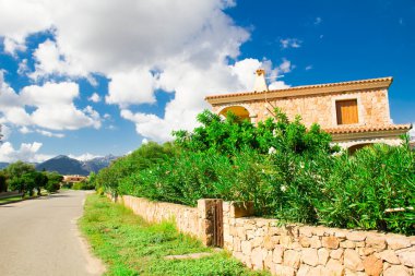 San Teodoro, İtalya tipik sahil Sardunyalı kasabası var. Villa Kiralık evleri, şirin İtalyanca sokak için