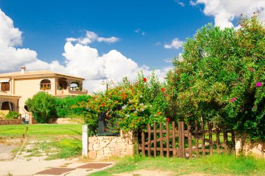 San Teodoro, İtalya tipik sahil Sardunyalı kasabası var. Villa Kiralık evleri, şirin İtalyanca sokak için