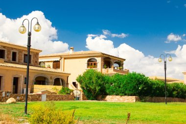 San Teodoro, İtalya tipik sahil Sardunyalı kasabası var. Villa Kiralık evleri, şirin İtalyanca sokak için