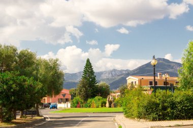 San Teodoro, İtalya tipik sahil Sardunyalı kasabası var. Villa Kiralık evleri, şirin İtalyanca sokak için