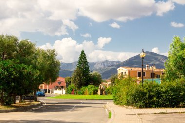 San Teodoro, İtalya tipik sahil Sardunyalı kasabası var. Villa Kiralık evleri, şirin İtalyanca sokak için