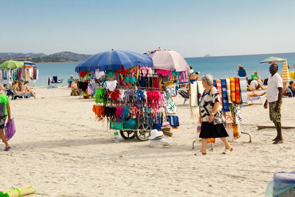 Hawker praia com chapéus empilhados, bolas e cachecóis — Fotografia de Stock