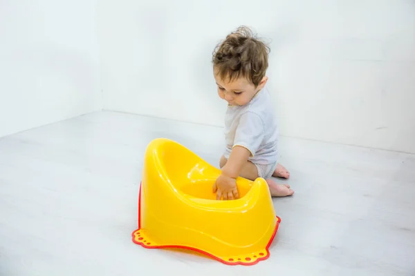 幼児赤ちゃん男の子幼児トイレ トイレ便ポット白い背景の上で遊び — ストック写真