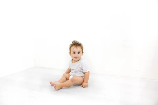 Adorable baby boy sitting on the floor, close up, Asian, black eyes, hairstyle — Stock Photo, Image