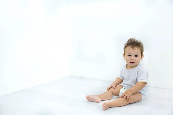 Adorable baby boy sitting on the floor, close up, Asian, black eyes, hairstyle — Stock Photo, Image