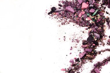 Göz farı kozmetik toz kopya alanı dağınık. Beyaz arka plan üzerinde izole çeşitli kümesi. Moda ve güzellik endüstri kavramı. Metin, doku mineral makyaj için soyut, yer
