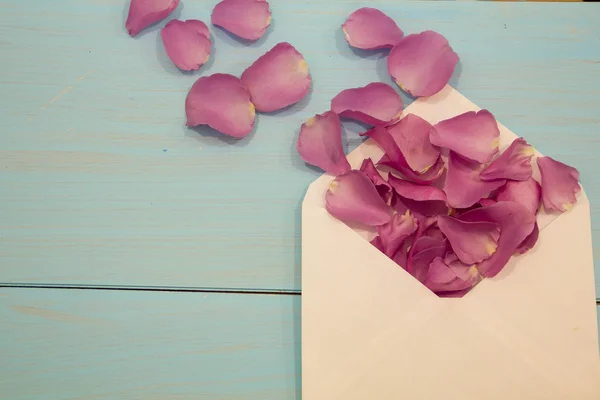 Vieille enveloppe avec papier blanc et pétales de rose séchés — Photo