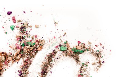 Göz farı kozmetik toz kopya alanı dağınık. Beyaz arka plan üzerinde izole çeşitli kümesi. Moda ve güzellik endüstri kavramı. Metin, doku mineral makyaj için soyut, yer