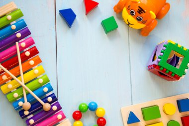 Müzik aletleri toyson ahşap arka plan bebek. kopya alanı, metin veya sloganı için bir yer. Üstten Görünüm