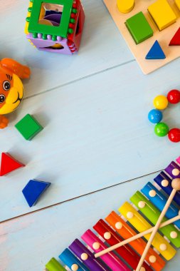 Müzik aletleri toyson ahşap arka plan bebek. kopya alanı, metin veya sloganı için bir yer. Üstten Görünüm