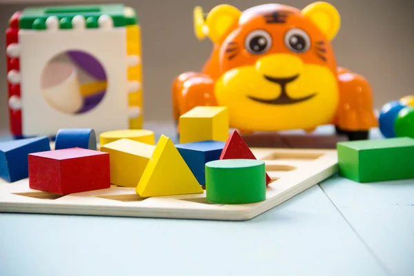 Vue de dessus ou plat posé sur des jouets colorés sur fond en bois avec espace de copie. Filtre vintage chaud — Photo