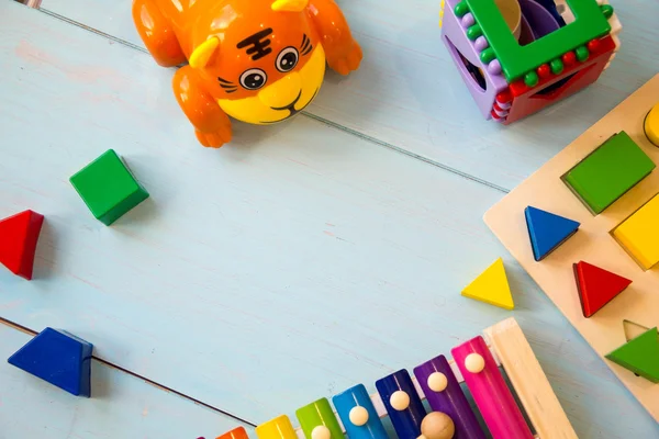 Musikinstrument baby toyson trä bakgrund. kopierar utrymme, plats för din text eller slogan. Ovanifrån — Stockfoto