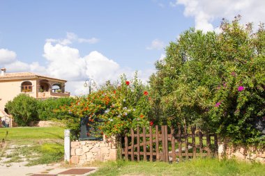San Teodoro, İtalya tipik sahil Sardunyalı kasabası var. Villa Kiralık evleri, şirin İtalyanca sokak için