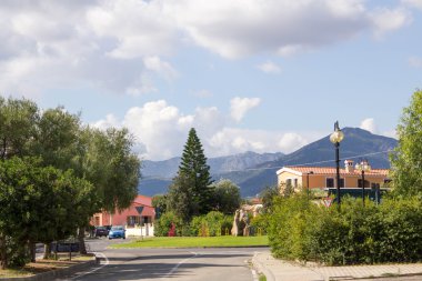 San Teodoro, İtalya tipik sahil Sardunyalı kasabası var. Villa Kiralık evleri, şirin İtalyanca sokak için