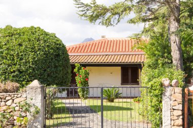 San Teodoro, İtalya tipik sahil Sardunyalı kasabası var. Villa Kiralık evleri, şirin İtalyanca sokak için