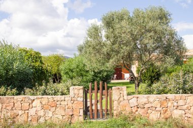 San Teodoro, İtalya tipik sahil Sardunyalı kasabası var. Villa Kiralık evleri, şirin İtalyanca sokak için