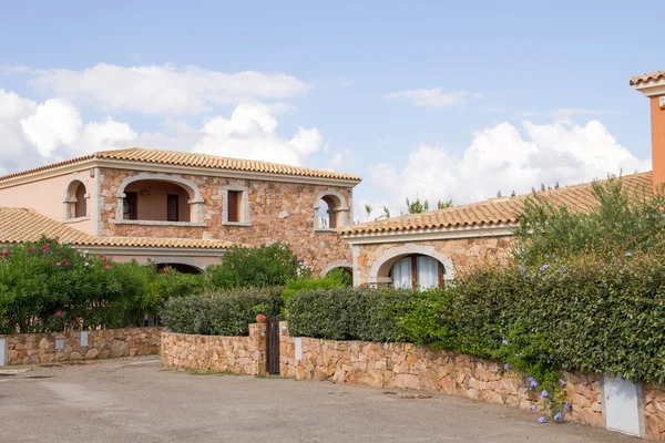 SAN TEODORO, ITALY is a typical seaside Sardinian town. villas for rent homes, cute Italian street — Stock Photo, Image