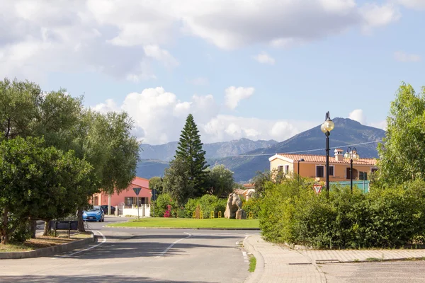 San Teodoro, İtalya tipik sahil Sardunyalı kasabası var. Villa Kiralık evleri, şirin İtalyanca sokak için