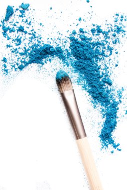 Göz farı fırçası kozmetik toz dağınık kopya alanı. Beyaz arka plan üzerinde izole çeşitli kümesi. Moda ve güzellik endüstri kavramı. Metin, doku mineral makyaj için soyut, yer