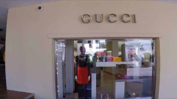 7.09.2016: Porto Cervo, Sardinia, Italy, luxury shops such as Gucci and Prada — Stock Video