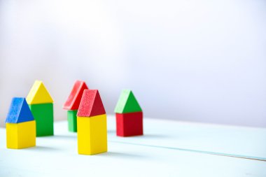 Eski küp yapılmış ev. Ahşap renkli yapı taşları. Vintage çocuk oyuncakları. Satılık bir ev inşa kavramı