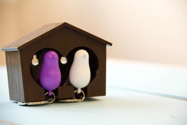 Hus key på ett hus formad nyckelring på träbord. Koncept för fastigheter eller hyra hem. — Stockfoto