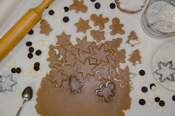 Weihnachtsplätzchen. Weihnachtsplätzchen backen. Teig ausrollen, um Sterne auf einem hölzernen Hintergrund auszuschneiden — Stockfoto