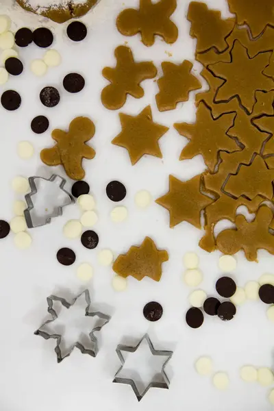 圣诞饼干。烘烤圣诞小甜饼。在裁剪上木制的背景星星将面团擀 — 图库照片