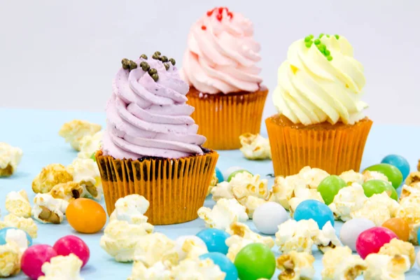 Bolo, doces, marshmallows, bolos, frutas e outros doces na mesa de sobremesa na festa de aniversário das crianças — Fotografia de Stock