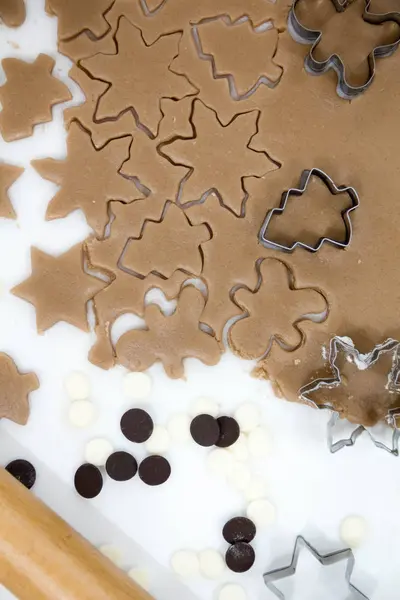 Biscuits de Noël. Cuisson. Étaler la pâte pour couper les étoiles sur un fond en bois — Photo