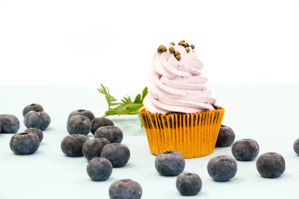 Cupcake ai mirtilli su sfondo bianco. dessert fatto in casa per un compleanno, preparare per la celebrazione — Foto Stock