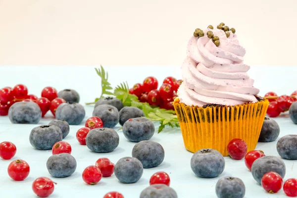 Cupcake ai mirtilli su sfondo bianco. dessert fatto in casa per un compleanno, preparare per la celebrazione — Foto Stock