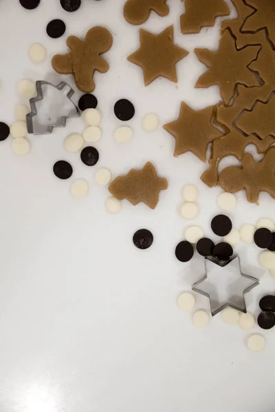 Рождественское печенье Пеку. Раскатайте тесто, чтобы вырезать звезды на деревянном фоне — стоковое фото