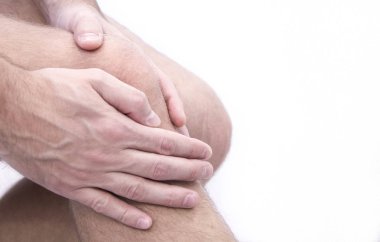 adam diz ağrısı ve tıbbi ofiste kötü hissediyor. Osteoartrit diz, osteophyte, subchondral skleroz. eklem ağrıları için masaj