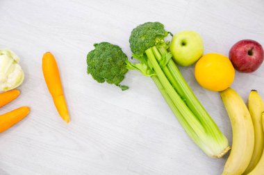 Sağlıklı gıda arka plan stüdyo fotoğraf farklı meyve ve sebzelerin üzerinde ahşap masa