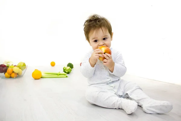 Πρώτη τροφή του παιδιού. μωρό που περιβάλλεται με υγιές παιδί διατροφή, φρούτα και λαχανικά — Φωτογραφία Αρχείου