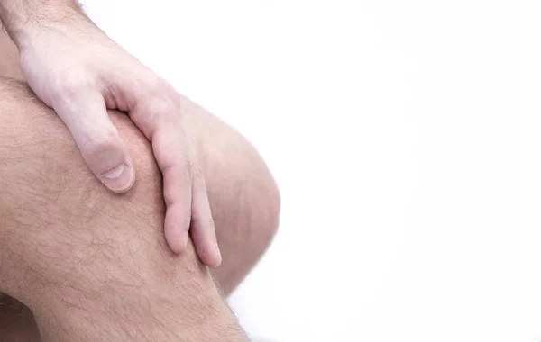 Człowiek z bólem kolana i złego samopoczucia w gabinecie lekarskim. Choroba zwyrodnieniowa stawów kolanowych, osteophyte, podchrzęstnej rozsiane. masaż na ból stawów — Zdjęcie stockowe