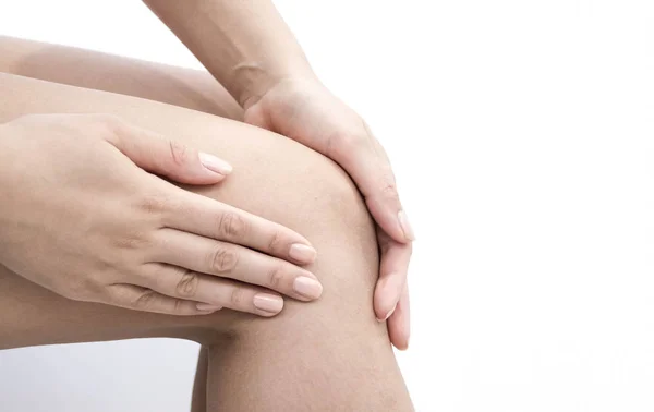 Γυναίκα έχοντας πόνο στο γόνατο στο ιατρείο. οστεοαρθρίτιδα πόνος στις αρθρώσεις μετά τον αθλητισμό. Διαλείμματα και διαστρέμματα της άρθρωσης του γόνατος — Φωτογραφία Αρχείου