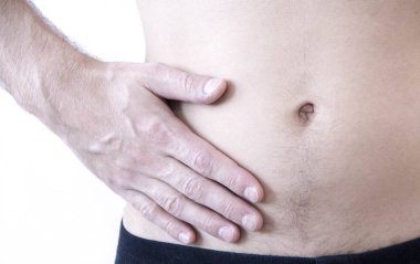 Apandisit krizinden. Sağ yan ağrısı. Apandisit krizinden. Karın, yakın çekim resmin sağ tarafında ağrı.