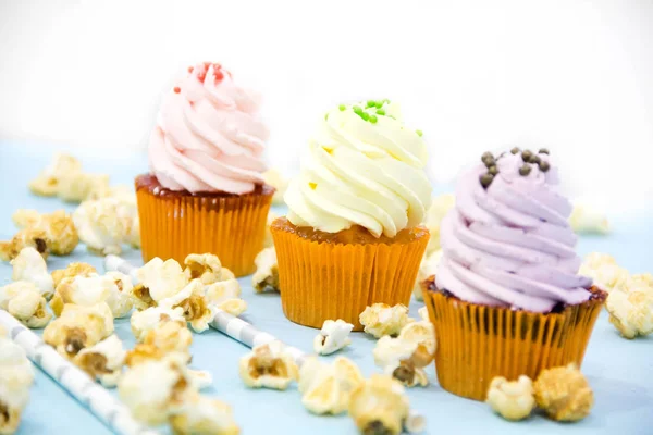 Pasteles, caramelos, malvaviscos, pastelitos, frutas y otros dulces en la mesa de postres en la fiesta de cumpleaños de los niños. — Foto de Stock