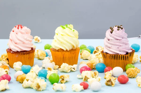 Cupcakes rosa fosco no fundo azul claro — Fotografia de Stock