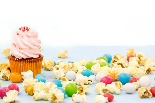 Cupcakes colorés sur un fond en bois — Photo