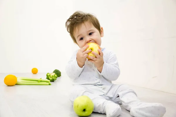 Chłopiec dziecko zdrowe jedzenie na białym tle — Zdjęcie stockowe