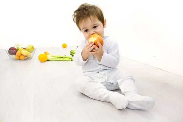 Bebé comiendo alimentos saludables aislado — Foto de Stock