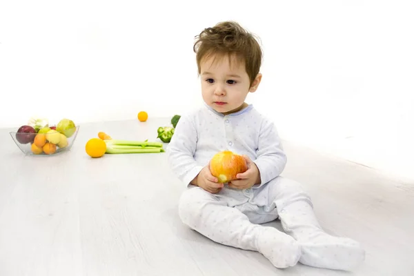 Μωρό που περιβάλλεται με υγιές παιδί διατροφή, φρούτα και λαχανικά — Φωτογραφία Αρχείου