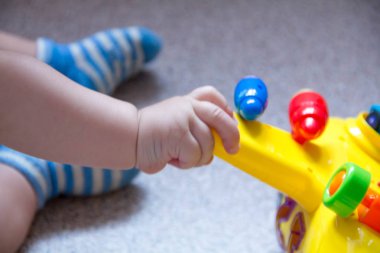 Oyuncak oynayan çocuk el kadar kapatın. Eğleniyor ve parlak Oluşturucu tuğla dışında bina toddler. Erken öğrenme. Oyuncaklar geliştirilmesi