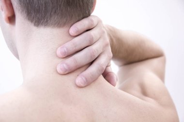 Baş belası. Sırt ağrısı olan adam. Kaslı erkek vücut. Beyaz arka plan kırmızı nokta üzerinde izole. Sağlık ve sorun kavram acı mutsuz ya da evde omuz