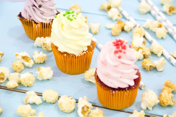 Cupcakes rosa fosco no fundo azul claro — Fotografia de Stock